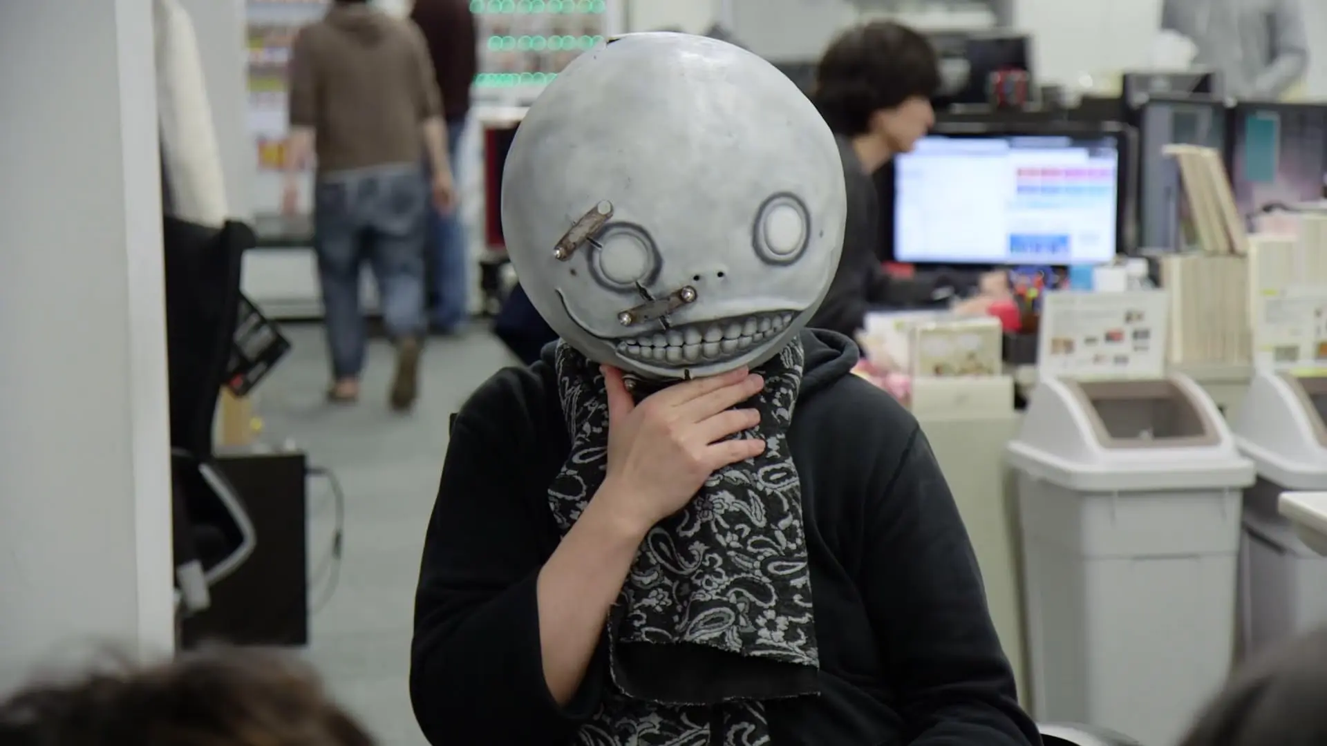 
         Yoko Taro cree que el mensaje de "continuará..." del aniversario de Nier Automata tiene una clara intención: "Vamos a seguir sacándole partido, vamos a ganar dinero" 
    