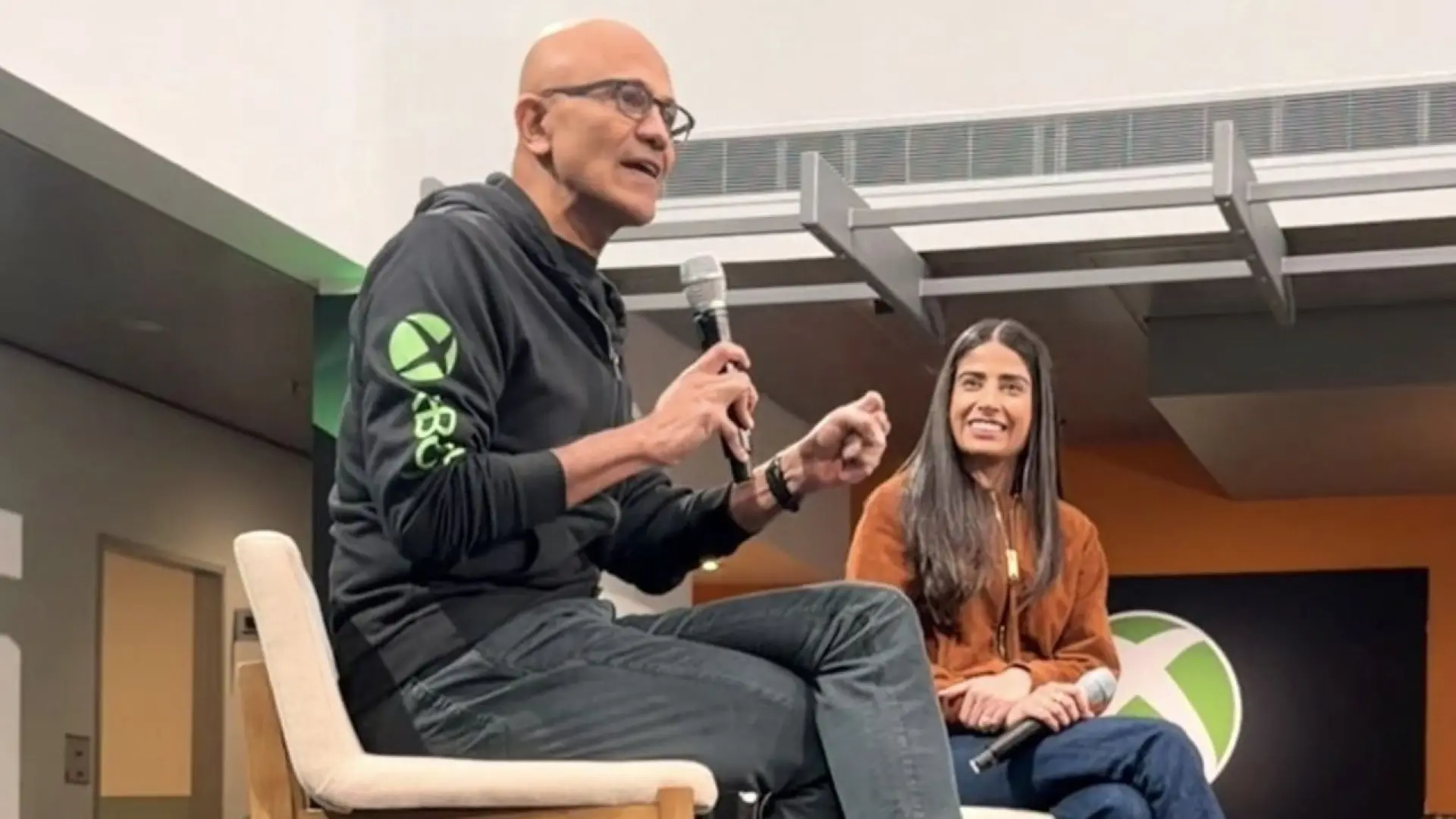 
         El CEO de Microsoft habla sin tapujos de que deben hacer "sostenible" a Xbox y que YouTube monetiza más sus juegos que ellos 
    