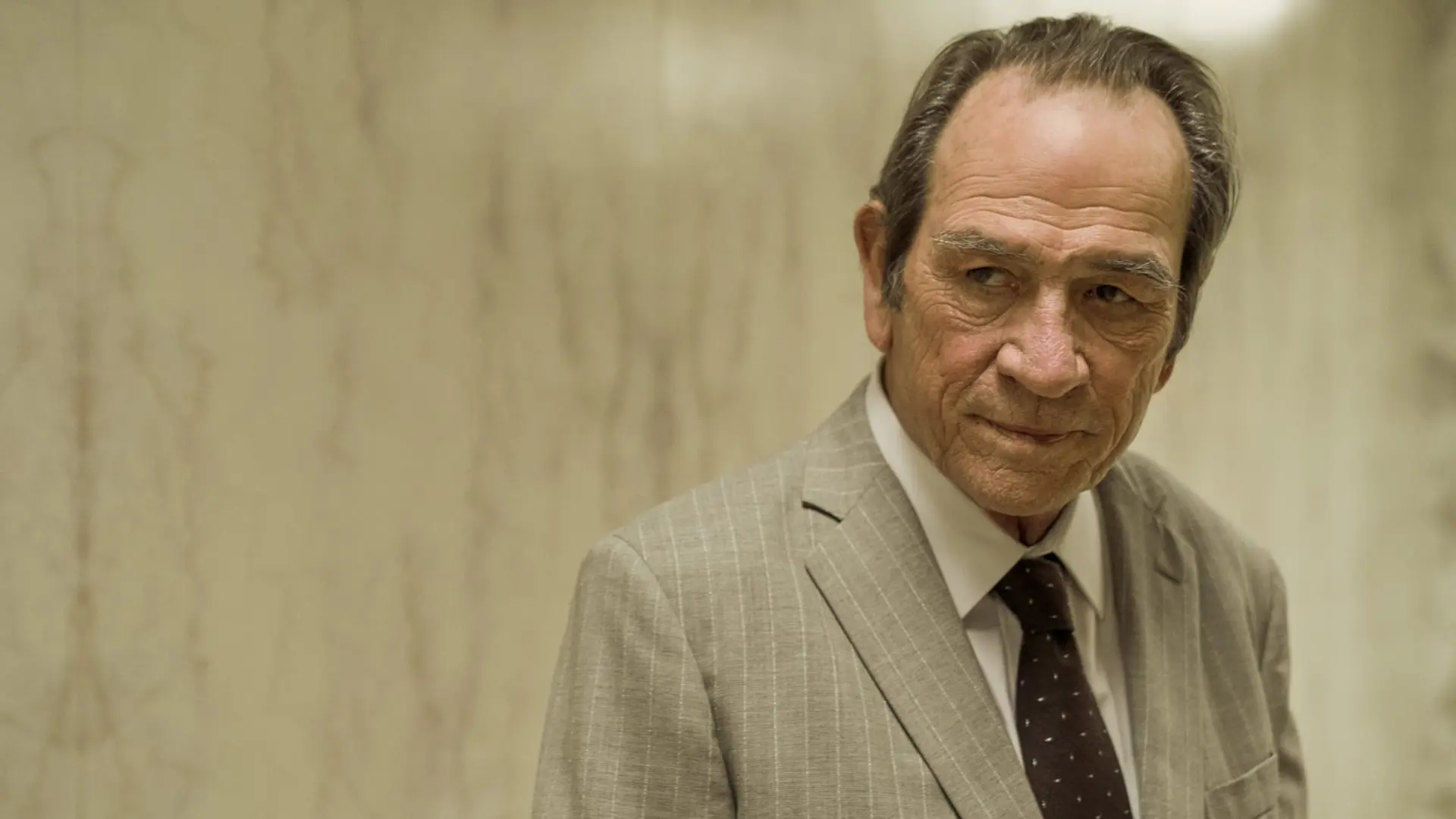 Tommy Lee Jones reaparece en una alfombra roja después de tres años