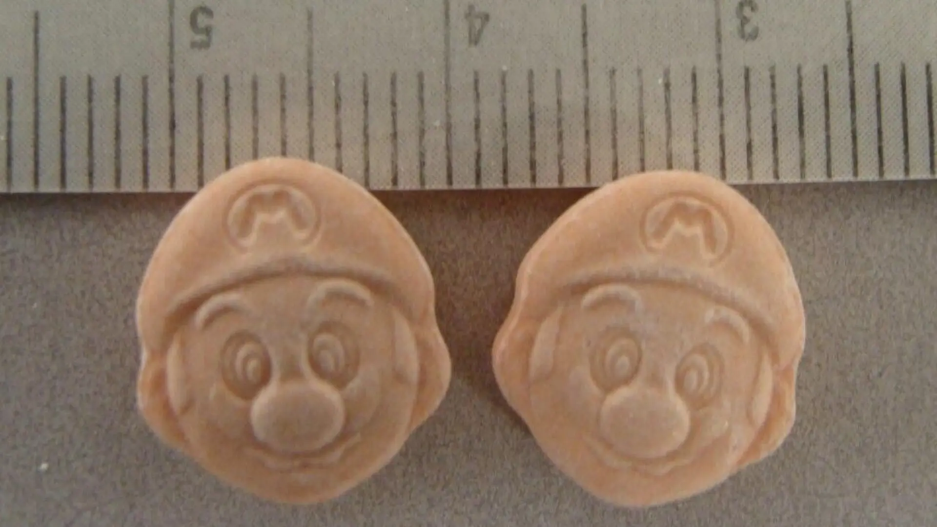 
         Detienen a un hombre por amenazar con volar la sede principal de Nintendo, y otro es condenado por vender droga con la cara de Mario 
    