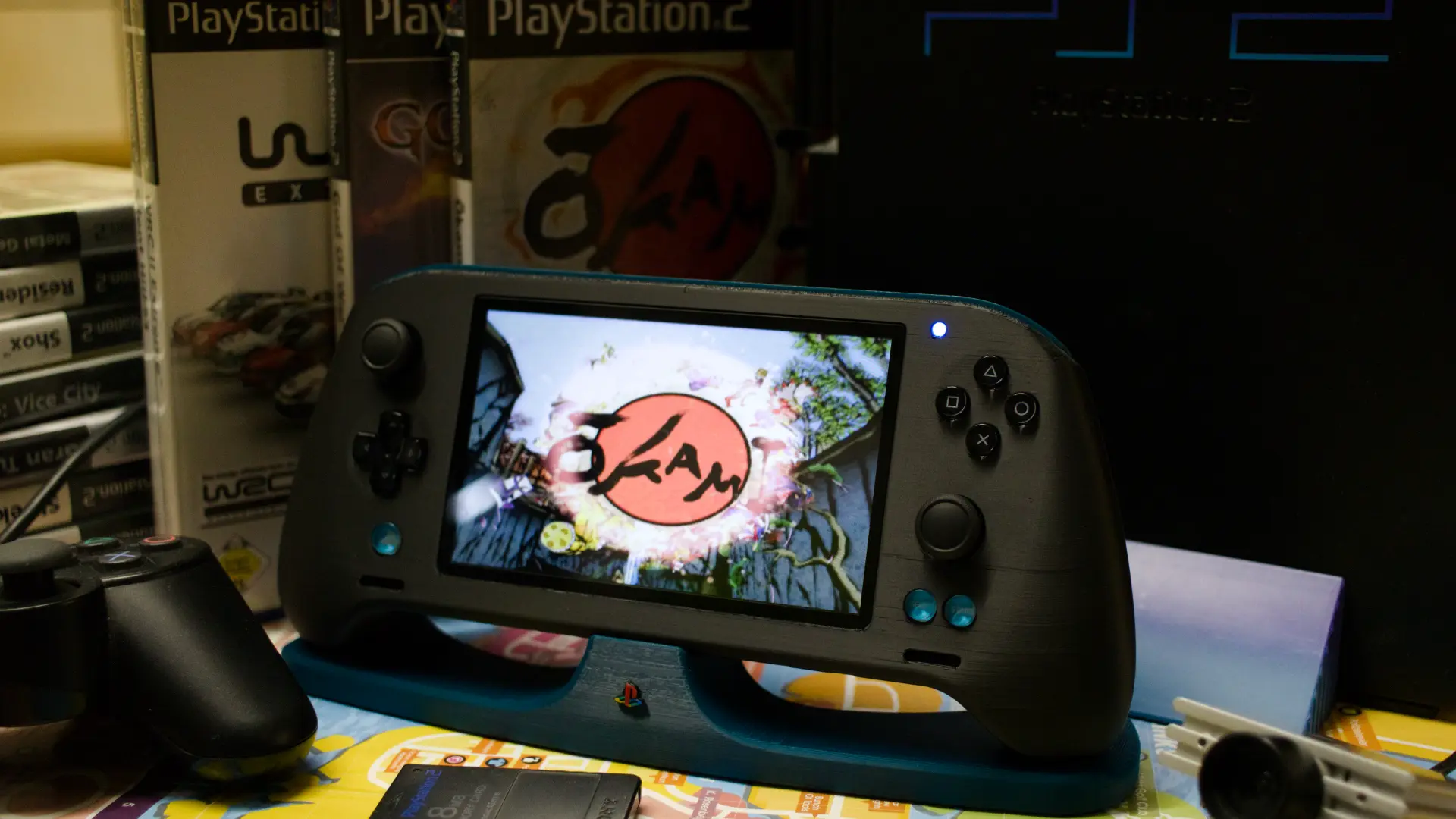 
         Crean una PS2 portátil gracias a la ingeniería inversa de la placa y, tras cuatro años de trabajo, comparten las instrucciones para que tú también puedas crearla 
    