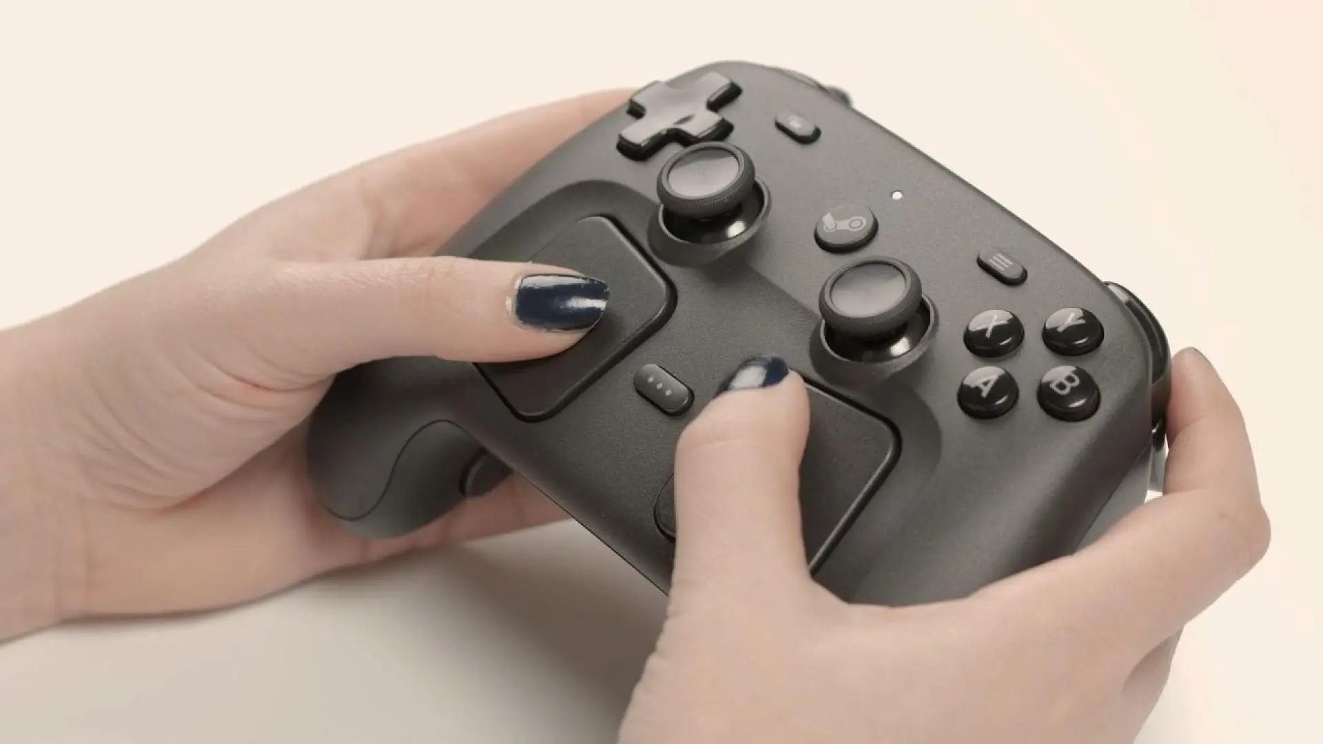 
         Cuidado con el cargador del Steam Controller, porque puede provocar un incendio si tiene un objeto metálico cerca, afirma un usuario 
    