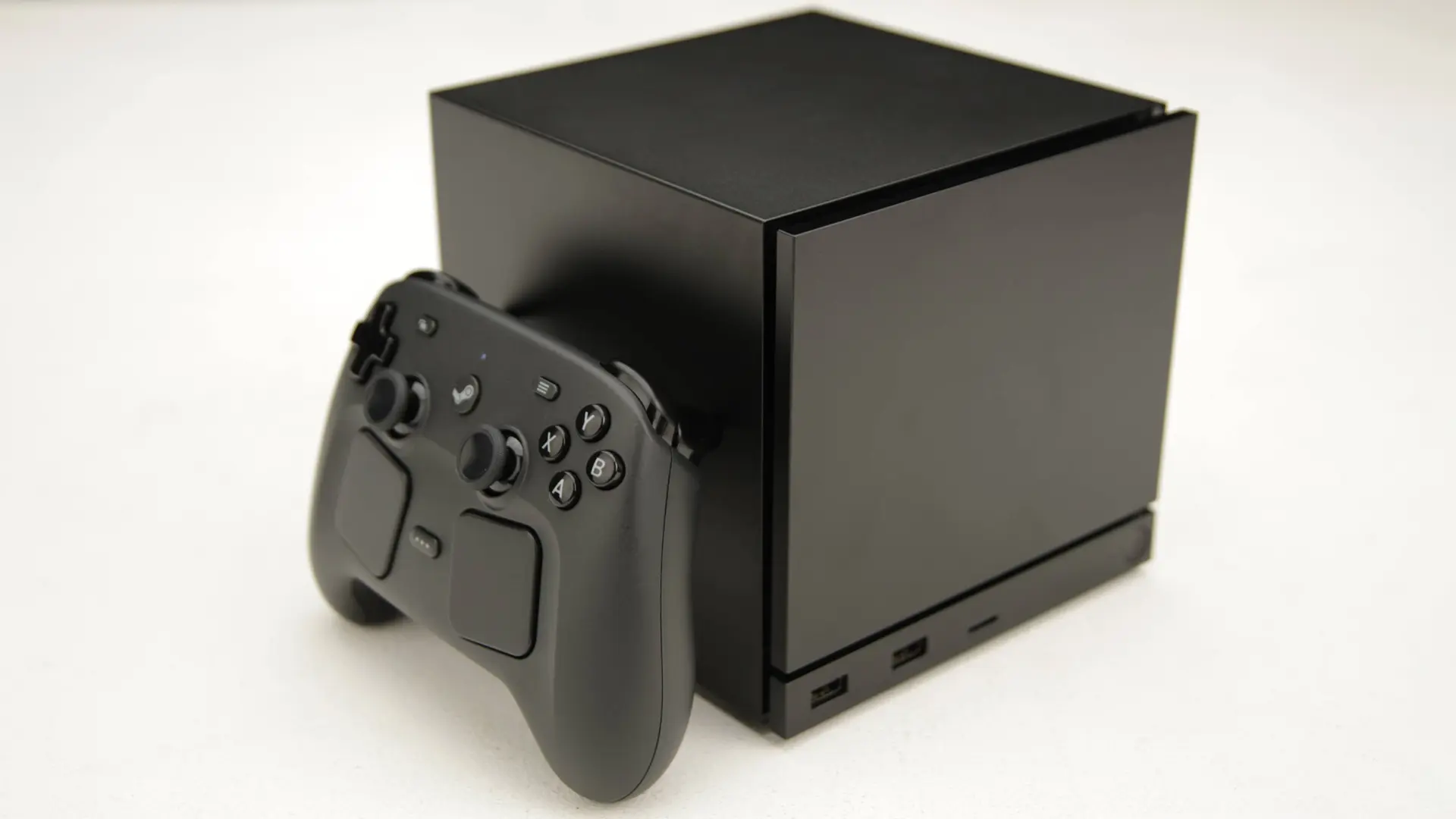 
         Los primeros análisis de Steam Machine coinciden: es un PC consolizado potente y versátil, pero tiene margen de mejora y su precio es excesivo 
    