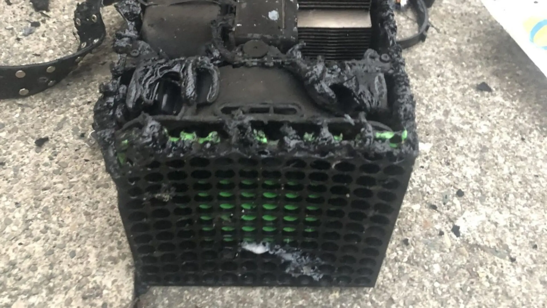 
         Xbox Series X es ''el nuevo Nokia'': un tiktoker se queda de piedra al ver que su consola calcinada por un incendio sigue funcionando 
    