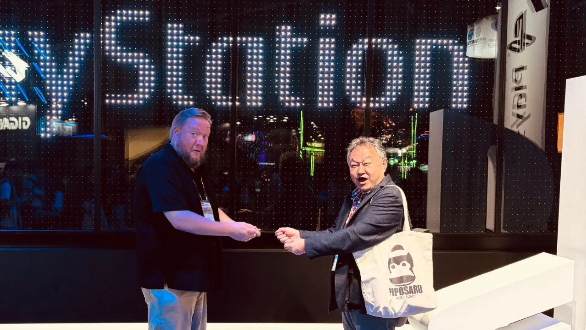 Shuhei Yoshida y Adam Boyes recrean el icónico gesto de prestar juegos de PS4 en el Tokyo Game Show y demuestran que cualquier tiempo pasado fue mejor