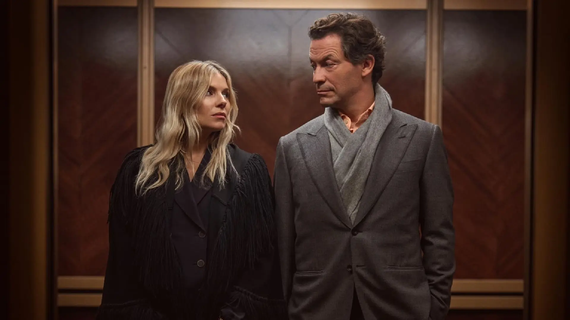 SkyShowtime enfrenta a Dominic West y a Sienna Miller en el tráiler de WAR, la nueva serie del creador de Lupin y Hijack