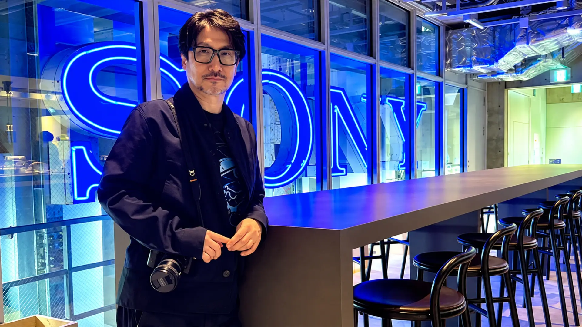 
         Las fotos más recientes de Hideo Kojima sugieren un proyecto con Sony, aunque los fans tienen una teoría más divertida: "les está suplicando volver" 
    