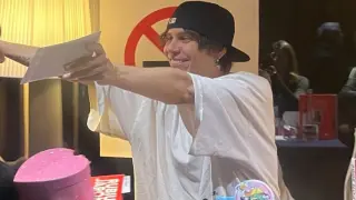 Rubius, aclamado por sus fans en la firma de su libro en Barcelona