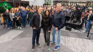Asha Sharma y Matt Booty, los nuevos directivos de Xbox, junto a Phil Spencer