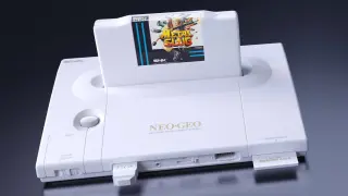 Neo Geo AES vuelve a la vida con esta nueva versión que celebra su 35º aniversario, y ya puedes reservar el modelo en color blanco solo en GAME