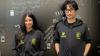 Hideo Kojima y Asha Sharma en las oficinas de Kojima Productions