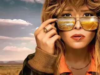 Natasha Lyonn como Charlie en la serie Poker Face