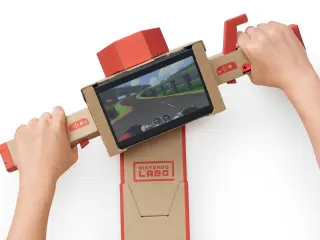 El Toy-Con de la motocicleta de Nintendo Labo: los mandos Joy-Con se utilizan para acelerar y frenar la moto que aparece en la pantalla de la Switch.