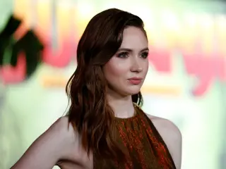 Karen Gillan posa en el estreno de "Jumanji: Welcome to the Jungle" en Los Angeles, California, el 11 de diciembre de 2017.