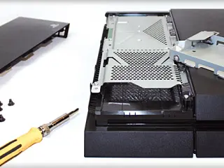 El disco de PS4 es muy sencillo de cambiar, pero también podemos optar por uno externo.