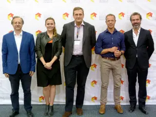 De izquierda a derecha, Antonio Espinosa (Ciudadanos), Clara Nieto (Podemos), Alberto González-Lorca (Presidente de AEVI), Ander Gil (PSOE) y José María Moreno (Director general de AEVI)