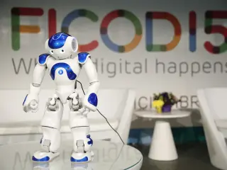 El robot Nao entrevistó a Víctor Calvo Sotelo en la presentación de FICOD 2015
