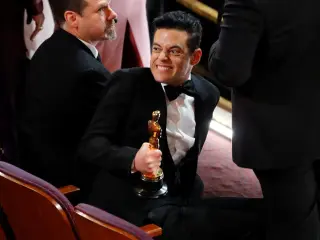 El actor Rami Male sufrió una caída al bajar del escenario después de recoger su Oscar como mejor actor.