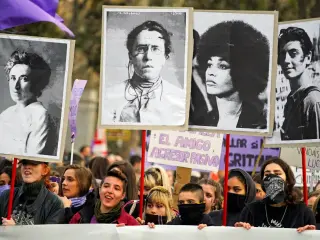Carteles de mujeres icónicas del feminismo durante la manifestación en Madrid.