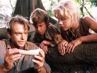 Sam Neill, Joseph Mazzello y Ariana Richards en Parque Jurásico (1993).