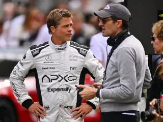 “I’m having the time of my life,” Brad Pitt en el Gran Premio de F1 de Gran Bretaña.