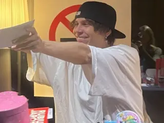 Rubius, aclamado por sus fans en la firma de su libro en Barcelona