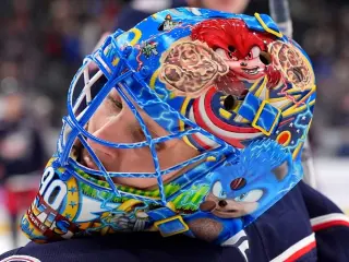 Elvis Merzļikins cumple la promesa que le hizo a su hijo con este casco tan molón