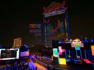 Juegan a Tetris desde el cielo gracias a 4.000 drones en el campeonato Red Bull Tetris