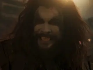 Jason Momoa como Lobo en Supergirl