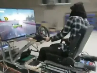 Este simulador de conducción es más peligroso que divertido, y para muestra un vídeo