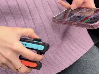 Nuevo accesorio de Nintendo Switch 2 para usar los dos Joy-Con 2 con una sola mano