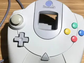El mando de Dreamcast siempre será recordado por su extraño diseño, que inspiró el nacimiento del mando de Xbox