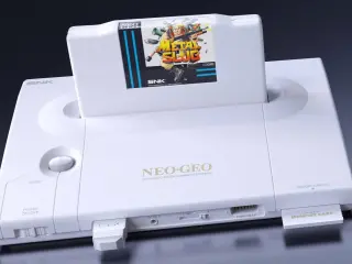 Neo Geo AES vuelve a la vida con esta nueva versión que celebra su 35º aniversario, y ya puedes reservar el modelo en color blanco solo en GAME