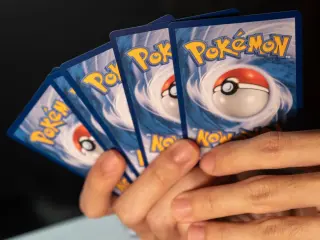 El furor por las cartas Pokémon es tan grande que hasta un hombre de 45 años puede cometer estas locuras