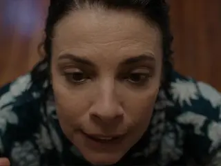 Bajo tus pies (2026) - Isabel (Maribel Verdú)