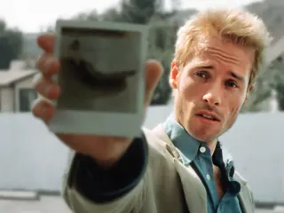 Guy Pearce en Memento de Christopher Nolan