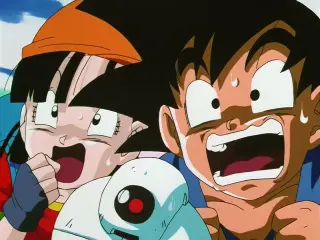 Chi Shinron intenta destrozar la ciudad, pero Goku Super Saiyan 4 lo impide