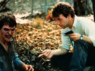 Sam Raimi dirigiendo Terroríficamente muertos (1987)
