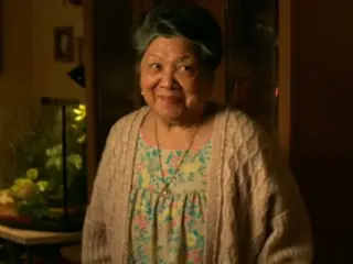 Mary Rivera como la abuela de Ned Leeds en Spider-Man: No Way Home