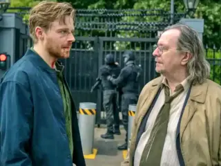 Jack Lowden y Gary Oldman en Slow Horses