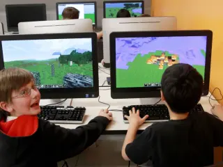 Niños jugando a Minecraft