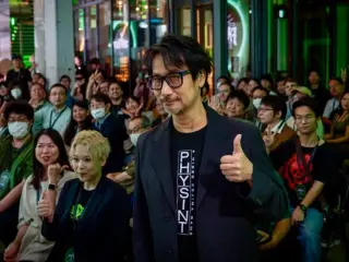 Hideo Kojima posa con los fans en el XBOX FanFest de Tokio