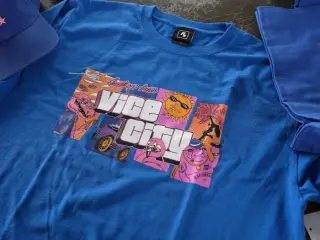 Los influencers y streamers están recibiendo un mejor set de merchandising de GTA 6 que el que está a la venta