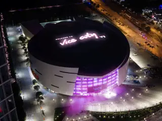 Letrero de ''Welcome to Vice City'' en el Kaseya Center de Miami
