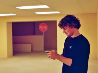 Kane Parsons en el rodaje de Backrooms