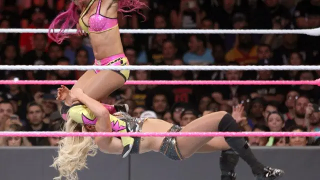 Sasha Banks vs Charlotte por el Campeonato Femenino de Raw