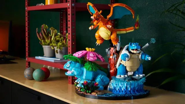 Los tres iniciales de Kanto se unen en este impresionante set de LEGO Pokémon