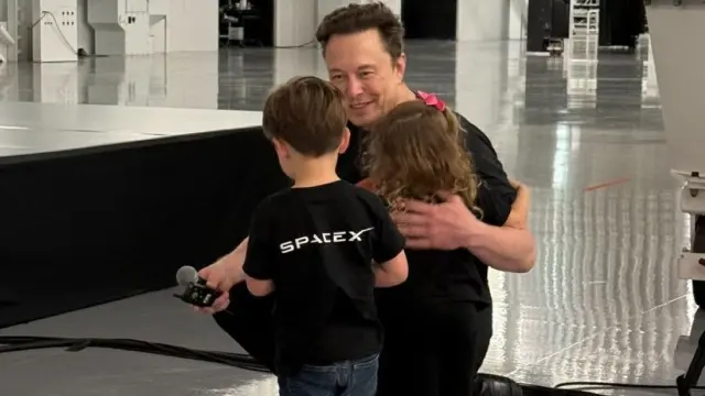 Elon Musk con sus hijos pequeños, Strider Sekhar (izquierda) y Comet Azure (derecha)