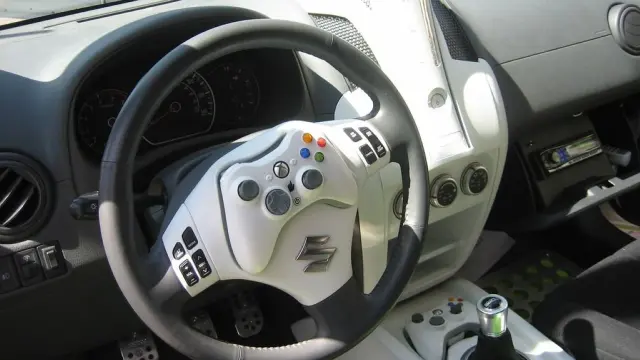 Suzuki SXbox fue el coche oficial que integraba una Xbox 360 con mandos y un proyector bajo el capó: ¡menuda pasada!