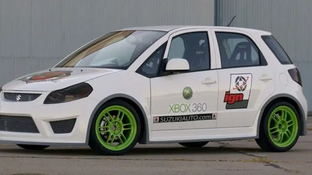 Suzuki SXbox fue el coche oficial que integraba una Xbox 360 con mandos y un proyector bajo el capó: ¡menuda pasada!